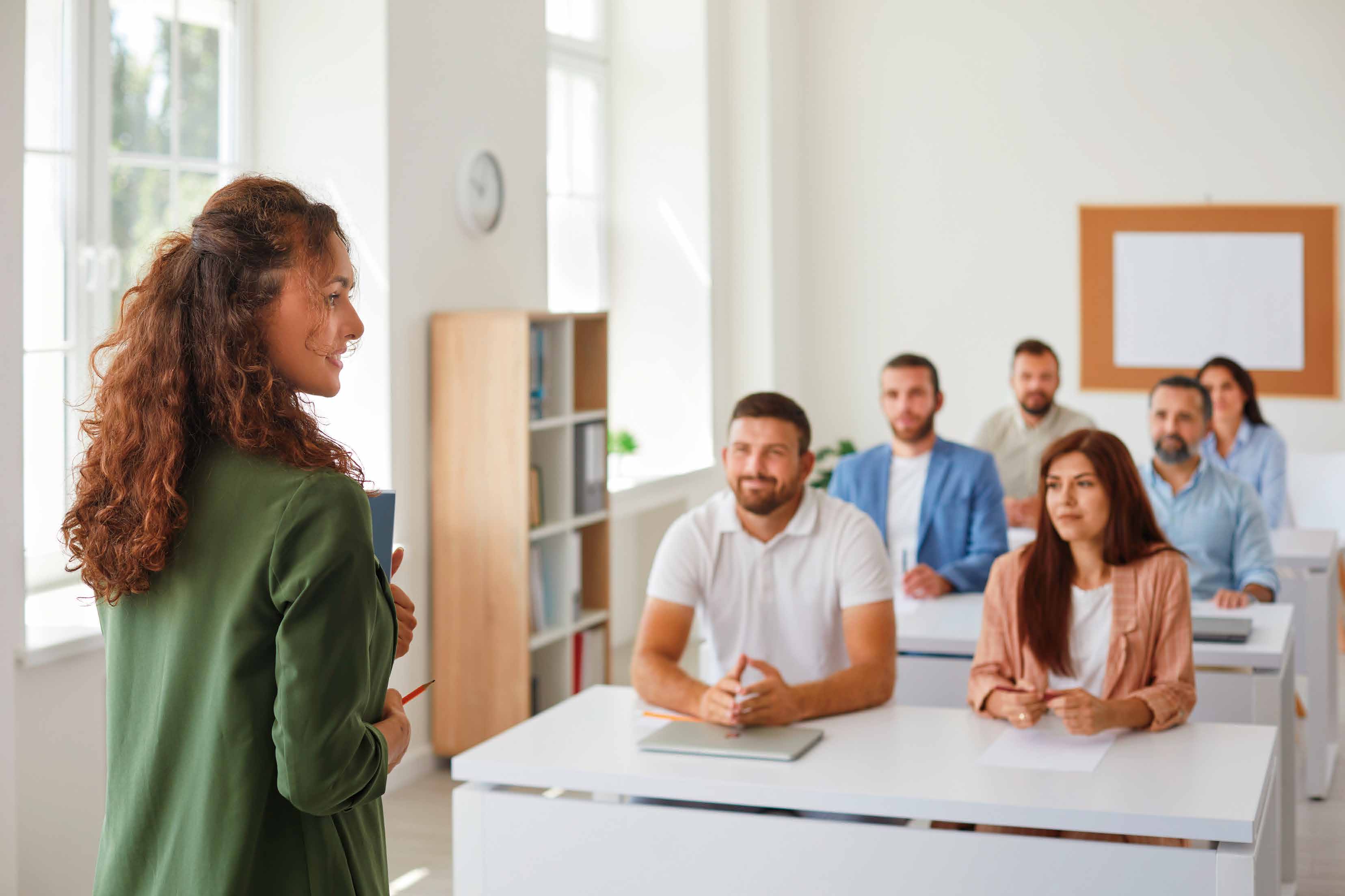 femme donnant un cours  a des adultes